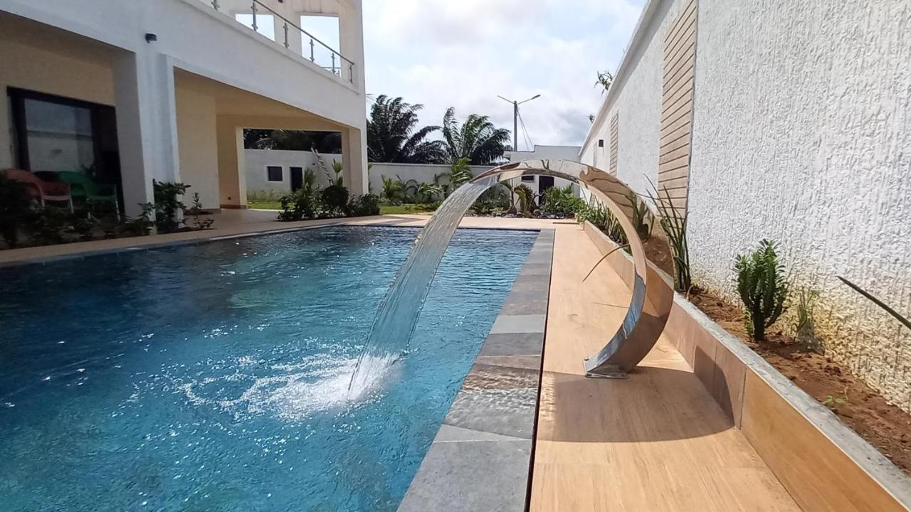 Villa Bolati, Avec Piscine, Jacuzzi, Jardin Et Vue Bonoua 外观 照片